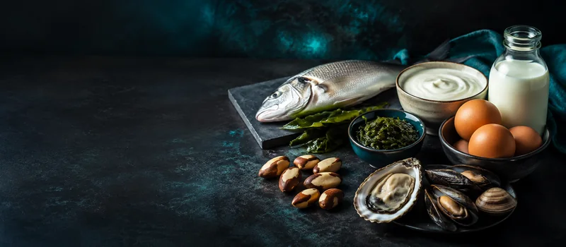 Продукты, богатые йодом и селеном: рыба, морская капуста, бразильский орех, яйца